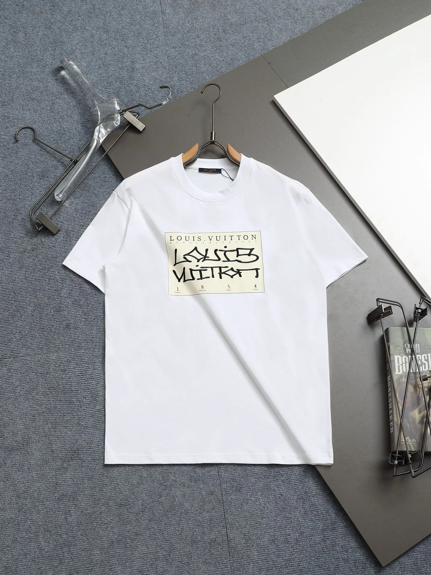 🅿️170 𝐋𝐎𝐔𝐈𝐒 𝐕𝐔𝐈𝐓𝐓𝐎𝐍 𝟐5𝐒𝐒 Printed base embroidered cursive 𝐋𝐨𝐠𝐨 short sleeve 𝐓 shirt Code number: XSSML White Black